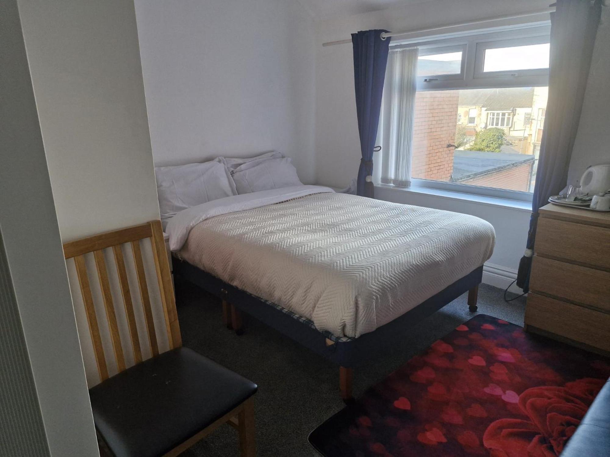 Pinnacle Hotel & Suites Formerly Jean Martyn Hotel Near Central Blackpool, Near Beach & Attractions — Photos 1