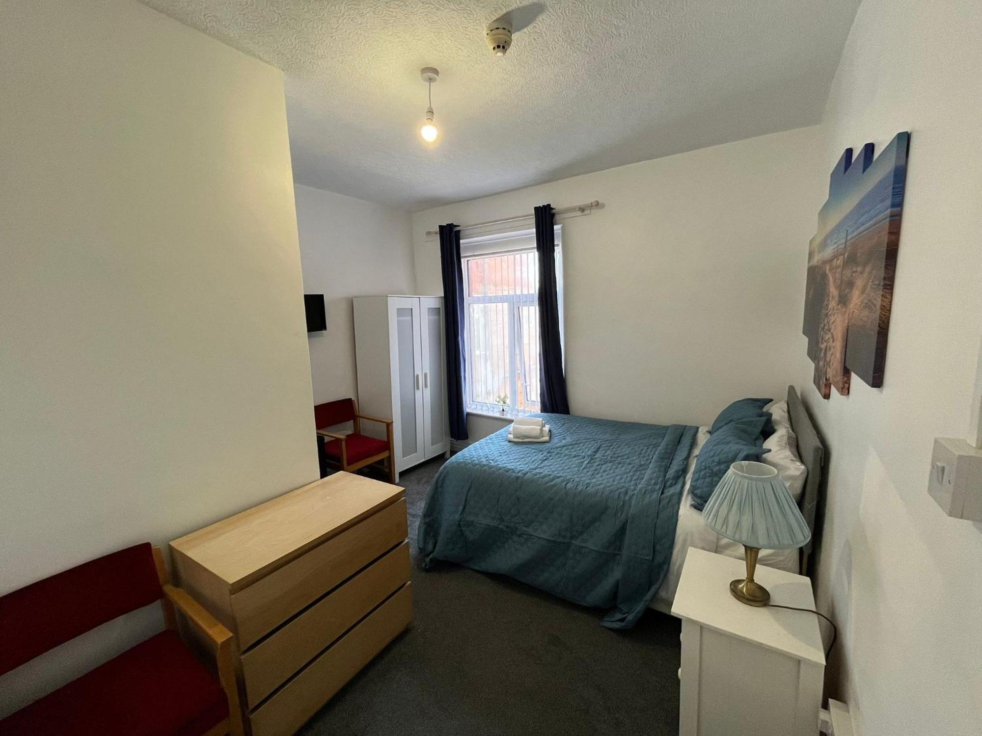 Pinnacle Hotel & Suites Formerly Jean Martyn Hotel Near Central Blackpool, Near Beach & Attractions — Photos 3